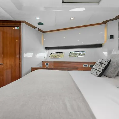 Palumba Bateau-hôtel *